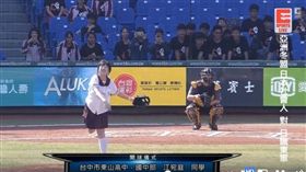 天然呆國中妹開球向二壘拋球。（圖／翻攝自Eleven Sports）