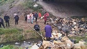 大陸溫州有一台載滿14萬雙Adidas球鞋的貨車起火，司機為了保護貨物趕緊將球鞋往橋下扔，不料附近居民趁火打劫，估計損失將超過300萬元人民幣（約新台幣1300萬元）。（圖／翻攝自微博）