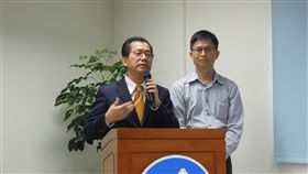 PM2.5減量若未達標　李應元：提辭呈環保署長李應元（左）30日說，若明年5月20日PM2.5紅色警戒站日數減量未達20％，他會提辭呈負起政治責任，但「這些事情不可能一天就改變」，希望能給相關單位一些時間努力。中央社記者吳欣紜攝　106年11月30日