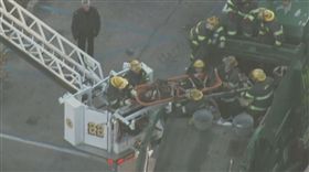 美國費城有一名男子在垃圾桶內睡著，隨著垃圾一起被倒進垃圾車搗碎機中，身受重傷，所幸男子經搶救後尚有意識，目前正在治療中。（圖／翻攝自《NBC10 Philadelphia》推特）
