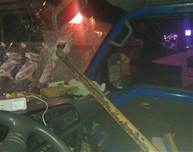 新北市,八里,台64線,觀音山隧道,鐵條,插入,擋風玻璃,