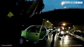 張男載妻小找朋友聚餐，喝了快10瓶啤酒，為了節省計程車費，決定自己開車回家，卻遭遇警方路檢點，他高速倒車差點撞到人，警方將他攔下酒測，數值高達0.74毫克，訊後依公共危險罪送辦（翻攝畫面）