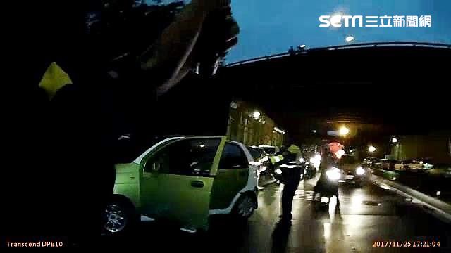 他酒後載妻小返家　遇路檢竟高速倒車