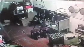 楊姓慣竊潛入北市大安區1家連鎖手搖飲店，先拔掉監視器電源後，再搬走裝有4萬8千多元零用金的塑膠桶，店員嚇得趕緊打電話報案，警方循線將楊男緝捕到案，訊後依竊盜罪函送法辦（翻攝畫面）