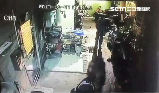 楊姓慣竊潛入北市大安區1家連鎖手搖飲店，先拔掉監視器電源後，再搬走裝有4萬8千多元零用金的塑膠桶，店員嚇得趕緊打電話報案，警方循線將楊男緝捕到案，訊後依竊盜罪函送法辦（翻攝畫面）