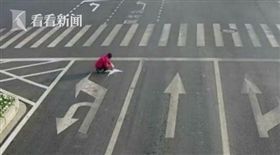 江蘇男子自己拿油漆塗改車道／看看新聞