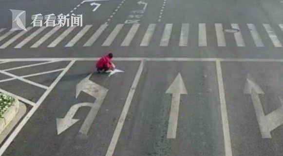 嫌塞車煩！超狂陸男拿油漆塗改車道