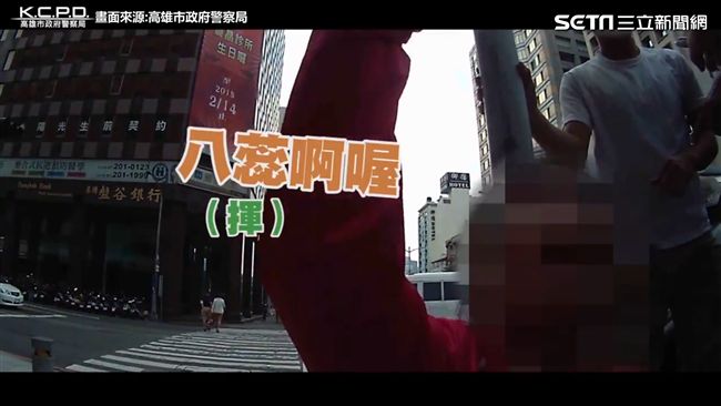 違規停車想騎走遭制止　失控女怒咬警