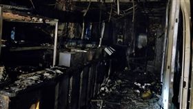 土城鵝肉店疑被丟汽油彈  1死3傷土城區鼎玉鉉鵝肉店11月30日晚間發生火警，新北市消防局到場撲滅火勢。消防人員在2樓發現50歲的張姓男子無生命跡象，送醫後宣告不治。60歲許姓老闆娘等5人受傷。警方初步研判是債務糾紛所致。（民眾提供）中央社記者林長順傳真  106年12月1日