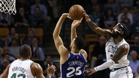 ▲Kyrie Irving封阻Simmons。（圖／美聯社／達志影像）