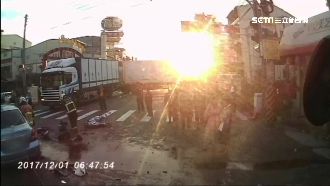 宛如轟炸現場！酒駕失速撞車再撞店