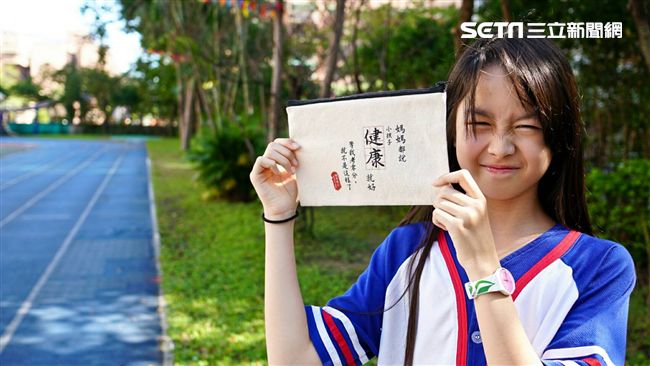 國小吹文青風！紀念品吸睛非校友也搶