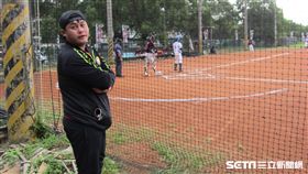 ▲Lamigo選手楊岱均關懷盃看三弟楊強森比賽。（圖／記者蕭保祥攝）