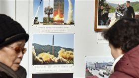 使館張貼照片　北韓宣稱完成核戰力建設北韓昨天宣布，成功發射新型「火星─15」洲際彈道飛彈，射程能達到美國全境。圖為北韓駐中國大陸大使館前貼出的彈道飛彈照片。（共同社提供）中央社　106年11月30日