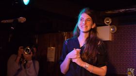 影／沒想到有粉粉…獨立樂團赴美演出　觀眾合唱主唱秒哽咽
圖／翻攝自iwaseasymeat YouTube
https://www.youtube.com/watch?v=6ZEER31RNPM