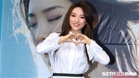 閻奕格1111台北簽唱會，慶專輯奪四大冠軍，光棍節樂當單身女郎狂Buy，擇友開條件　最介意對象為工作吃醋  盼成穩男呵護。（記者邱榮吉/攝影）