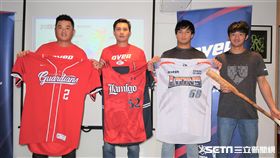 球員工會實戰用品義賣。（圖／記者王怡翔攝）