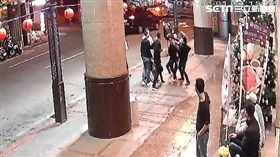 西門町星聚點KTV再傳鬥毆事件！陳男及3名友人歡唱結束後，搭乘電梯下樓時，先與劉男等人擦撞，後來又在門口大打出手，歷時不到1分鐘後快閃離開，陳男等人受傷送醫，警方循線約談劉男等人到案說明（翻攝畫面）