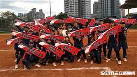 ▲中華女壘隊賽後各自拿著自己的加油毛巾合影。（圖／記者林辰彥攝影）