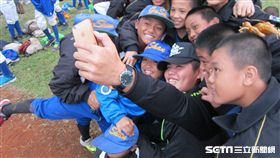 ▲富邦悍將左投林政賢與小朋友玩自拍。（圖／記者蕭保祥攝）