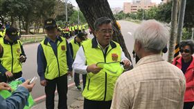 桃警推動護老專案＿桃園市警局謝榮隆副局長帶領同仁宣導高齡者用路安全。（圖／翻攝畫面）