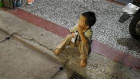 三重男童街頭遊蕩（圖／翻攝自爆料公社）