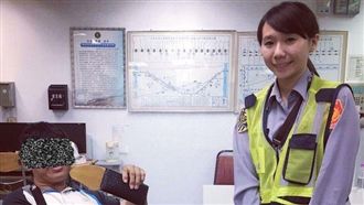 女警稱病請長假　竟遭爆在扭蛋店兼職