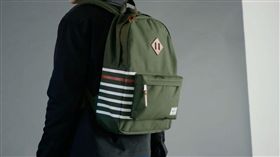 後背包「豬鼻子」有妙用。（圖／翻攝自herschelsupply IG）