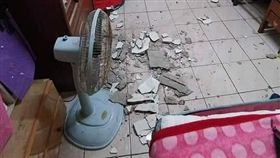 天花板水泥塊剝落。（圖／翻攝臉書爆怨公社）