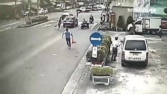 騎士遭撞飛　加油站員工動員幫救護