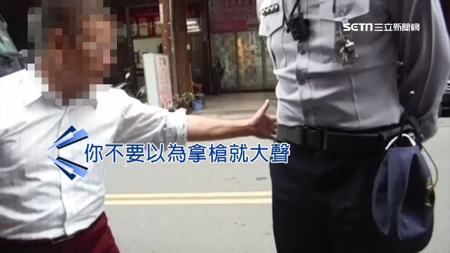 嗆來輾啊！車主肉身擋拖吊還摸警槍