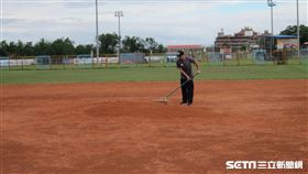 ▲中信兄弟前選手張正偉到關懷盃拖場地。（圖／記者蕭保祥攝）