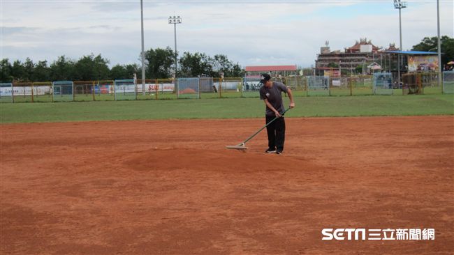 張正偉關懷盃拖場地　展露久違笑容