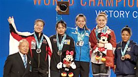 郭婞淳興奮奪世界冠軍相隔4年郭婞淳（左4）於舉重世錦賽再奪冠，教練林敬能賽後受訪說，比賽呈現的結果就是100分。中央社記者曹宇帆洛杉磯攝　106年12月1日
