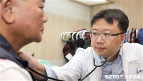 醫師魏丞駿提醒，老菸槍、糖尿病、高血脂症、腎臟疾病、洗腎患者等，皆為泛血管病變的高危險群，須提高警覺。（圖／新光醫院提供）