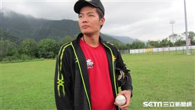 ▲旅美左投王維中回台灣還帶大聯盟用球。（圖／記者蕭保祥攝）