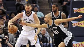 ▲灰熊當家中鋒Marc Gasol（左）繳出16分13籃板仍無力反撲。（圖／美聯社／達志影像）