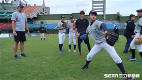 王建民指導回饋列車選手動作。（圖／記者王怡翔攝）