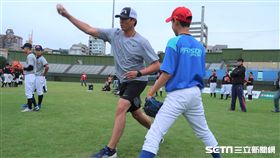 王建民指導回饋列車選手動作。（圖／記者王怡翔攝）