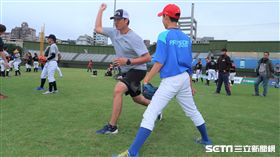 王建民指導回饋列車選手動作。（圖／記者王怡翔攝）