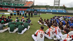 創辦人Randy Sullivan指導小球員。（圖／記者王怡翔攝）