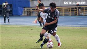  ▲黑熊明星隊隊長王識賢（前）畢業於台北體院，今日展現華麗球技。（圖／記者蔡宜瑾攝影）