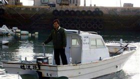 侯武忠仁醫  地方將設紀念公園緬懷澎湖仁醫侯武忠日前辭世，白沙鄉決定在岐頭地公園內設置侯武忠紀念碑，家屬也同意將「昭滿號」巡醫船，長繫在岐頭漁港區內，供後世緬懷。圖為侯武忠生前駕駛昭滿號前往離島巡醫情形。（侯武忠家屬提供）中央社  106年11月29日