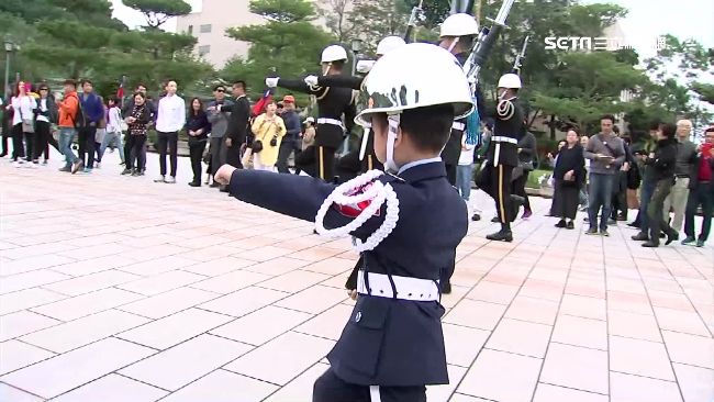 志願當儀隊！5歲小禮兵耍槍超帥氣