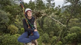 台灣杉三姊妹（5）澳洲團隊4月來台拍攝有「三姊妹」之稱的台灣杉，研究者之一的Jennifer Sanger。（Steve Pearce提供）中央社記者李欣穎傳真  106年11月30日