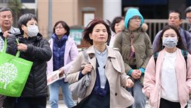 北台灣冷颼颼東北季風發威，北台灣冷颼颼；中央氣象局表示，24日華南雲雨區移入，迎風面的北部、東半部有明顯雨勢，一直到26日上午都溼冷，提醒民眾注意保暖，出門也要攜帶雨具備用。中央社記者吳翊寧攝  106年11月24日