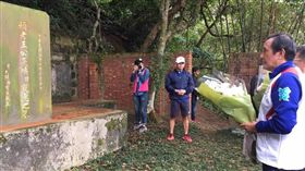 前總統馬英九向《開羅會議》靈魂人物王寵惠的墓獻花。（翻攝馬英九臉書）