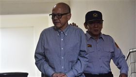 林錫山貪汙案高院開庭（1）台灣高等法院18日審理前立法院秘書長林錫山（左）被控貪汙案，林錫山出庭時神情落寞，不發一語。中央社記者孫仲達攝　106年10月18日