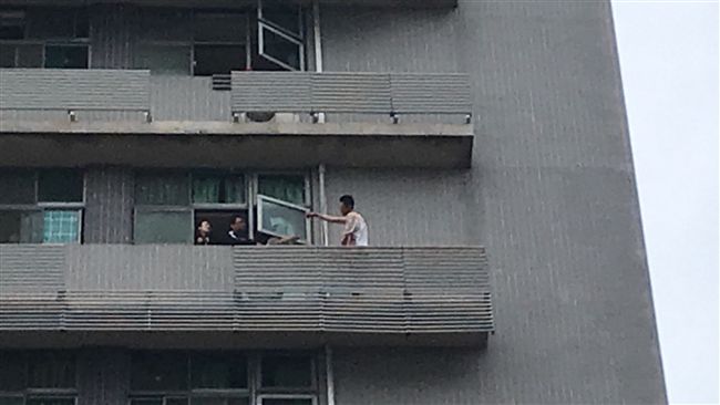 男子滿身血欲跳樓　與警消僵持3小時