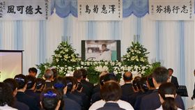 澎湖仁醫侯武忠告別式　澎湖仁醫侯武忠不敵病魔辭世，3日家屬舉辦告別式，許多親友到場送侯醫師最後一程。中央社記者孫仲達攝　106年12月3日